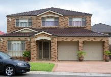 Thi công lắp đặt cửa cuốn giá rẻ tại Quận 5 TpHCM