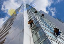 Dịch vụ vệ sinh lau dọn kính, gương nhà cao tầng tại Quận Long Biên Hà Nội