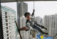 Dịch vụ vệ sinh lau dọn kính, gương nhà cao tầng tại Quận Thanh Xuân Hà Nội